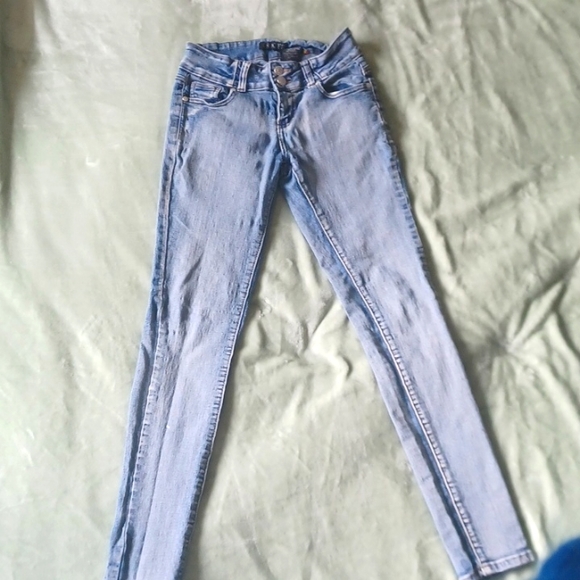 Crocker Denim Lightwash Skinny Jeans With A Double Button Womans Size 3 - Picture 5 of 11